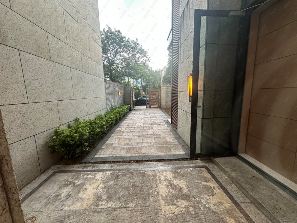 Unit Exterior-Garden