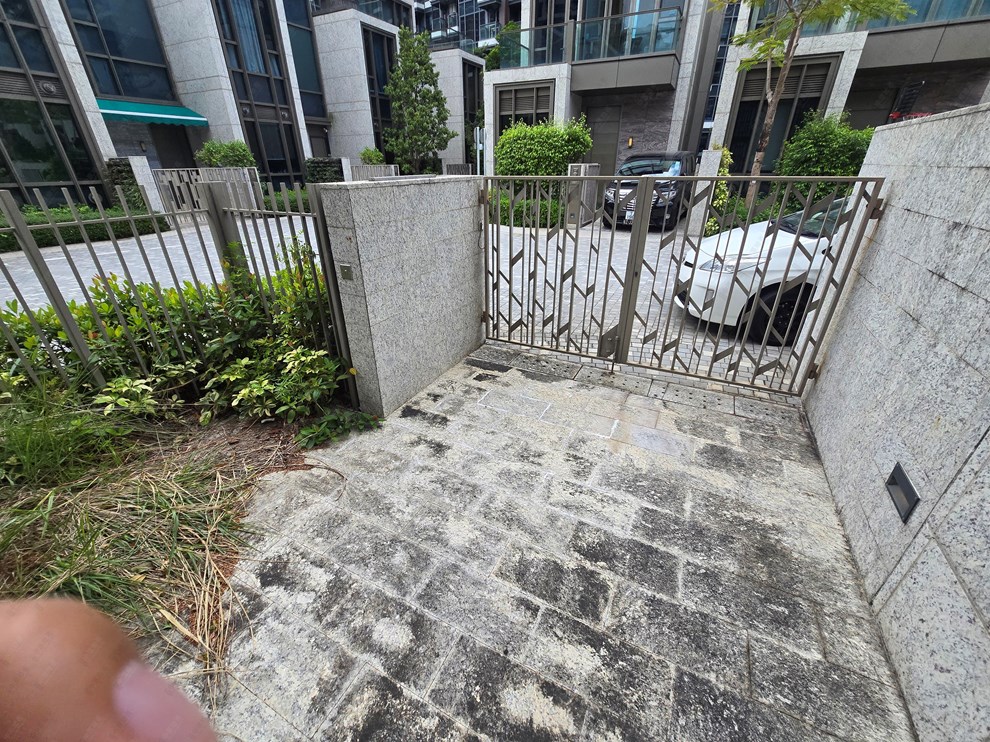 Unit Exterior-Garden