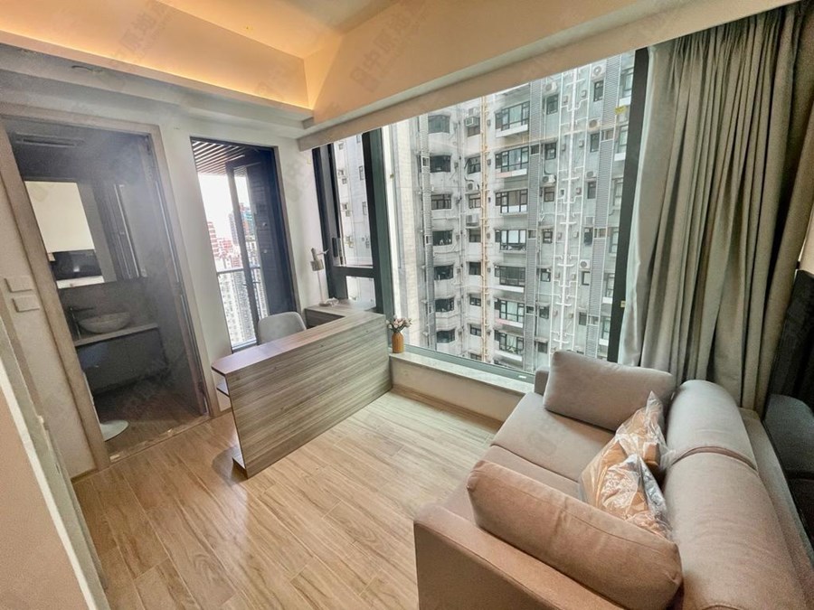 Central 8, Photo