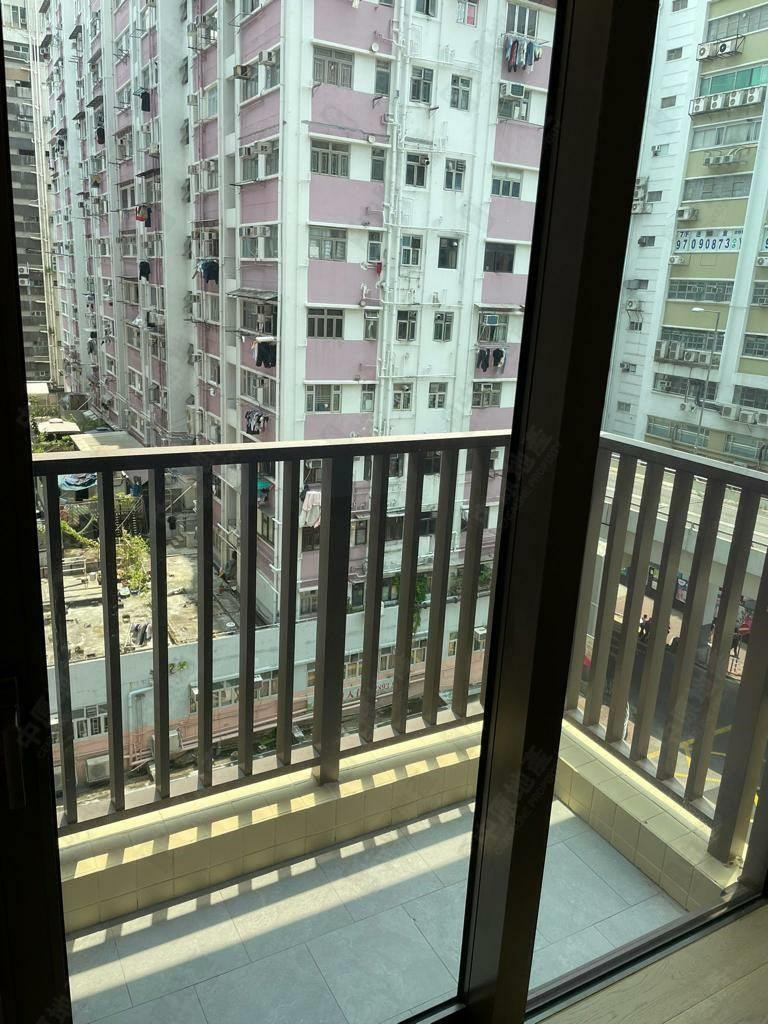 曼翘, 相片